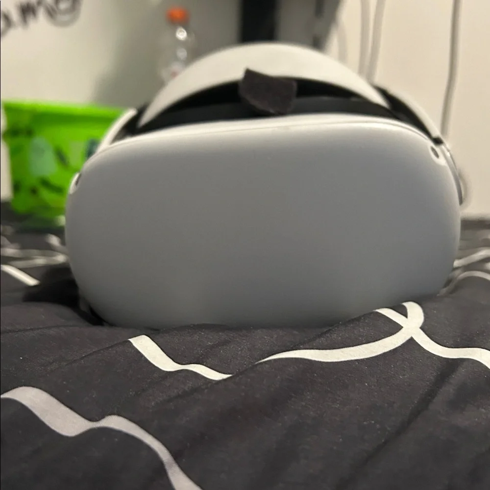 Advanced White VR Headset for Immersive Experiences